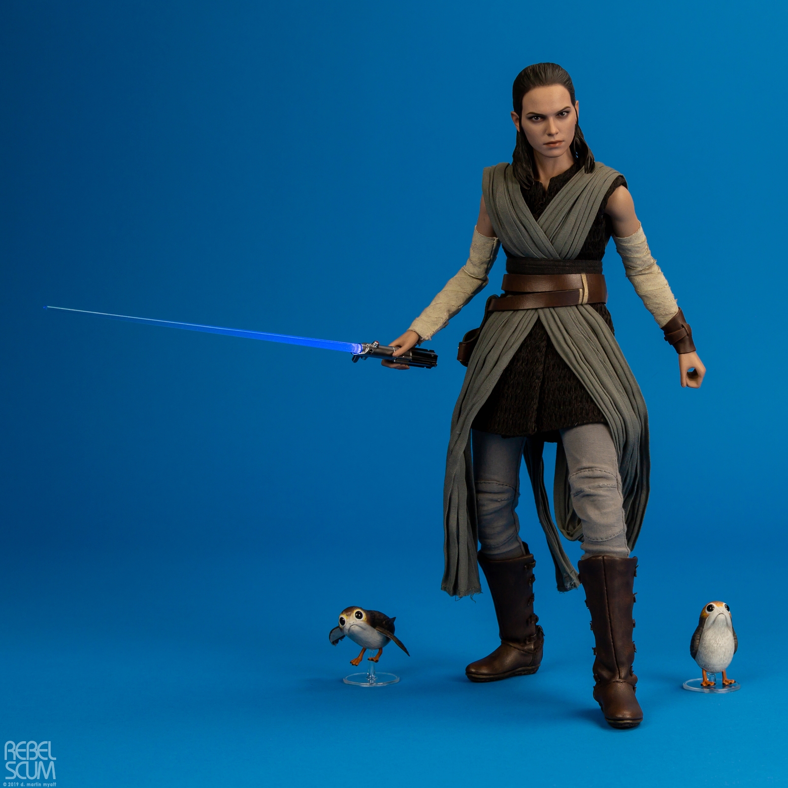 Rey-Jedi-Training-MMS446-Star-Wars-The-Last-Jedi-Hot-Toys-015.jpg