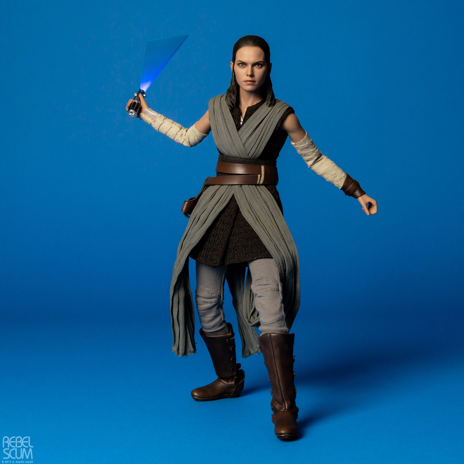 Rey-Jedi-Training-MMS446-Star-Wars-The-Last-Jedi-Hot-Toys-019.jpg