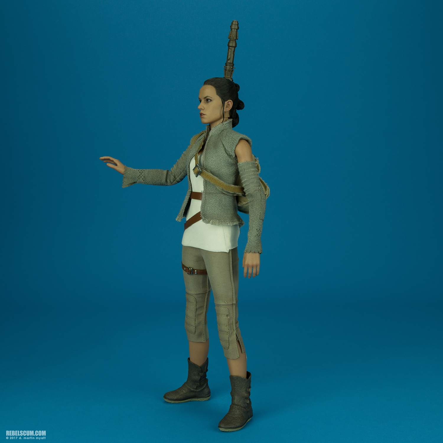 Rey-Resistance-Outfit-MMS377-Force-Awakens-Hot-Toys-003.jpg