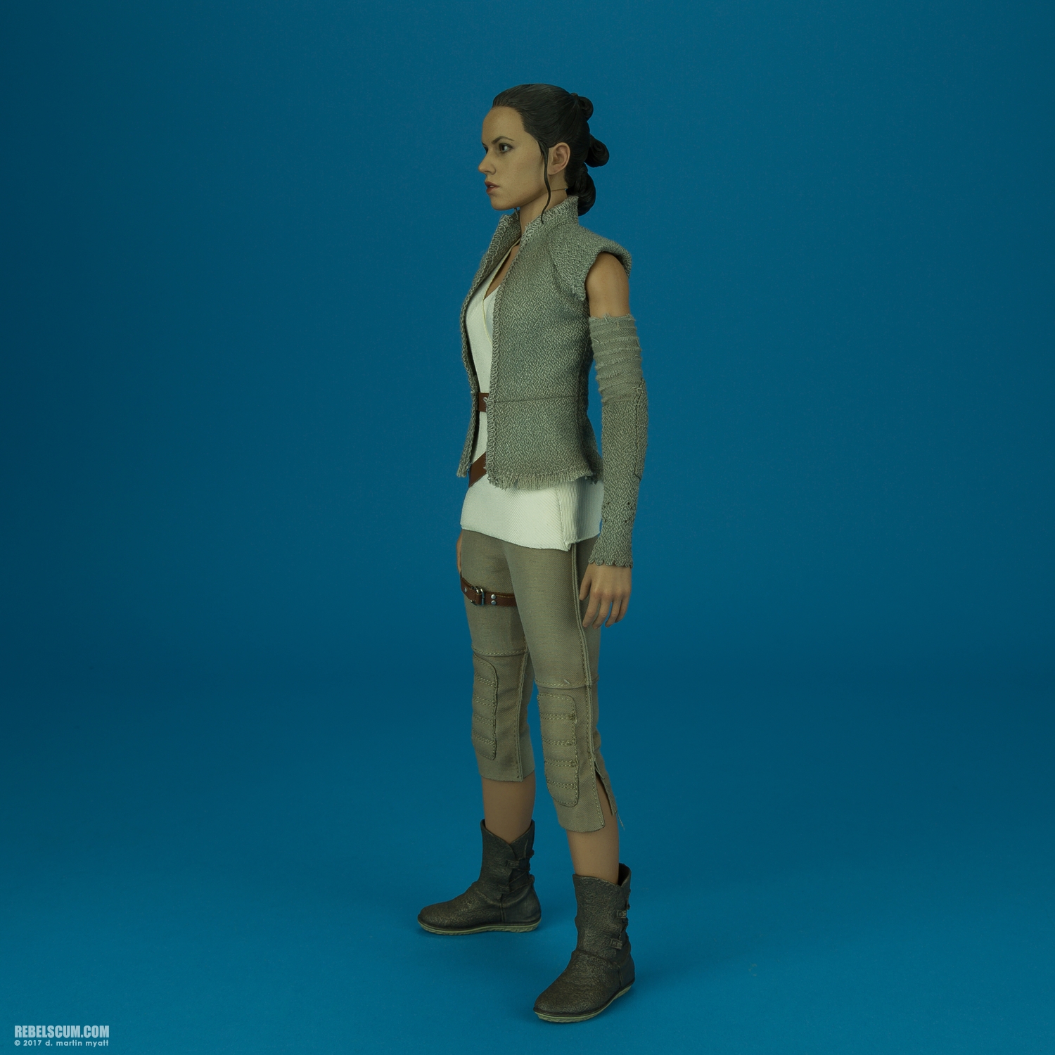 Rey-Resistance-Outfit-MMS377-Force-Awakens-Hot-Toys-007.jpg