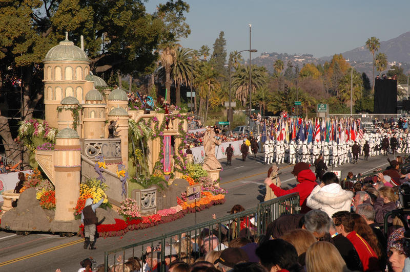 The Star Wars Spectacular makes its way through the Rose Parade