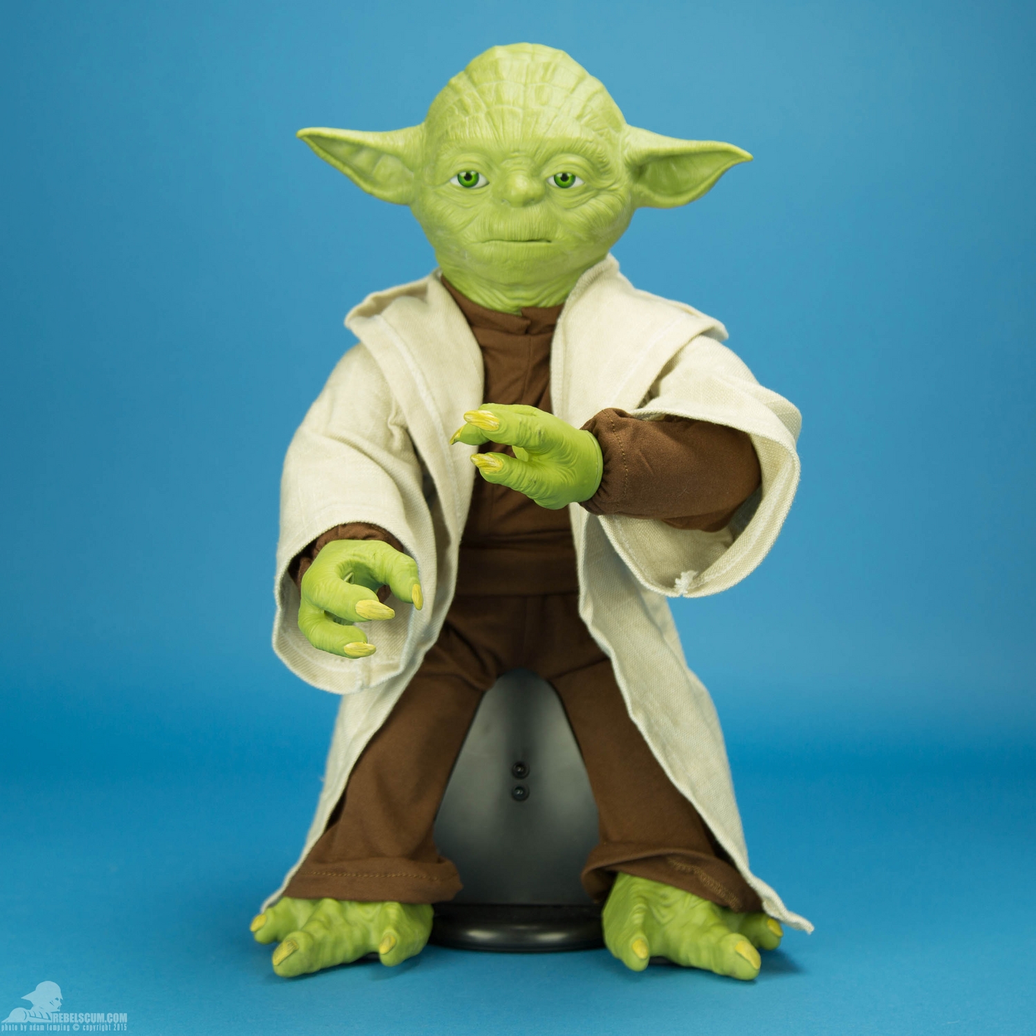 legendary-yoda-fully-interactive-figure-spin-master-001.jpg