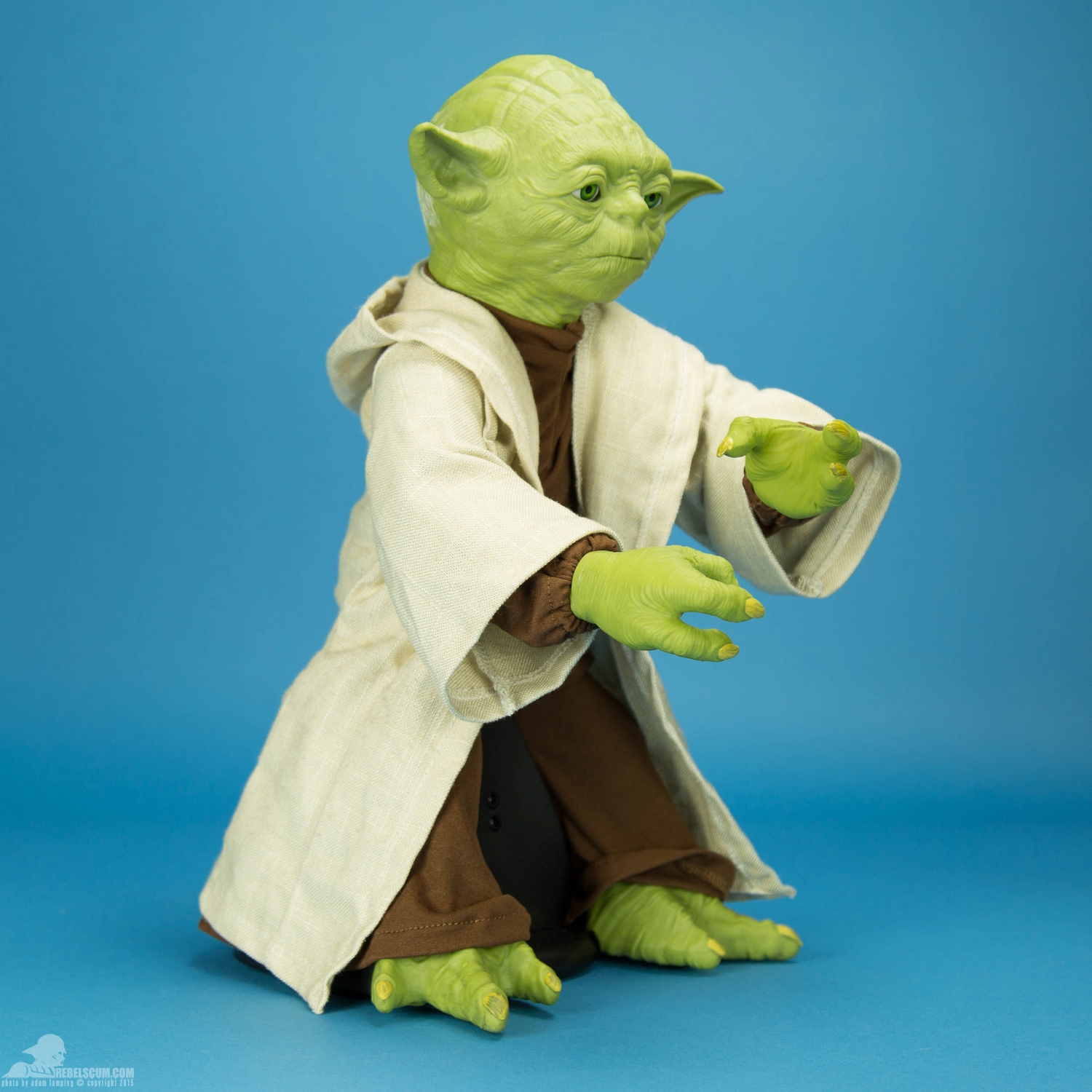 legendary-yoda-fully-interactive-figure-spin-master-002.jpg