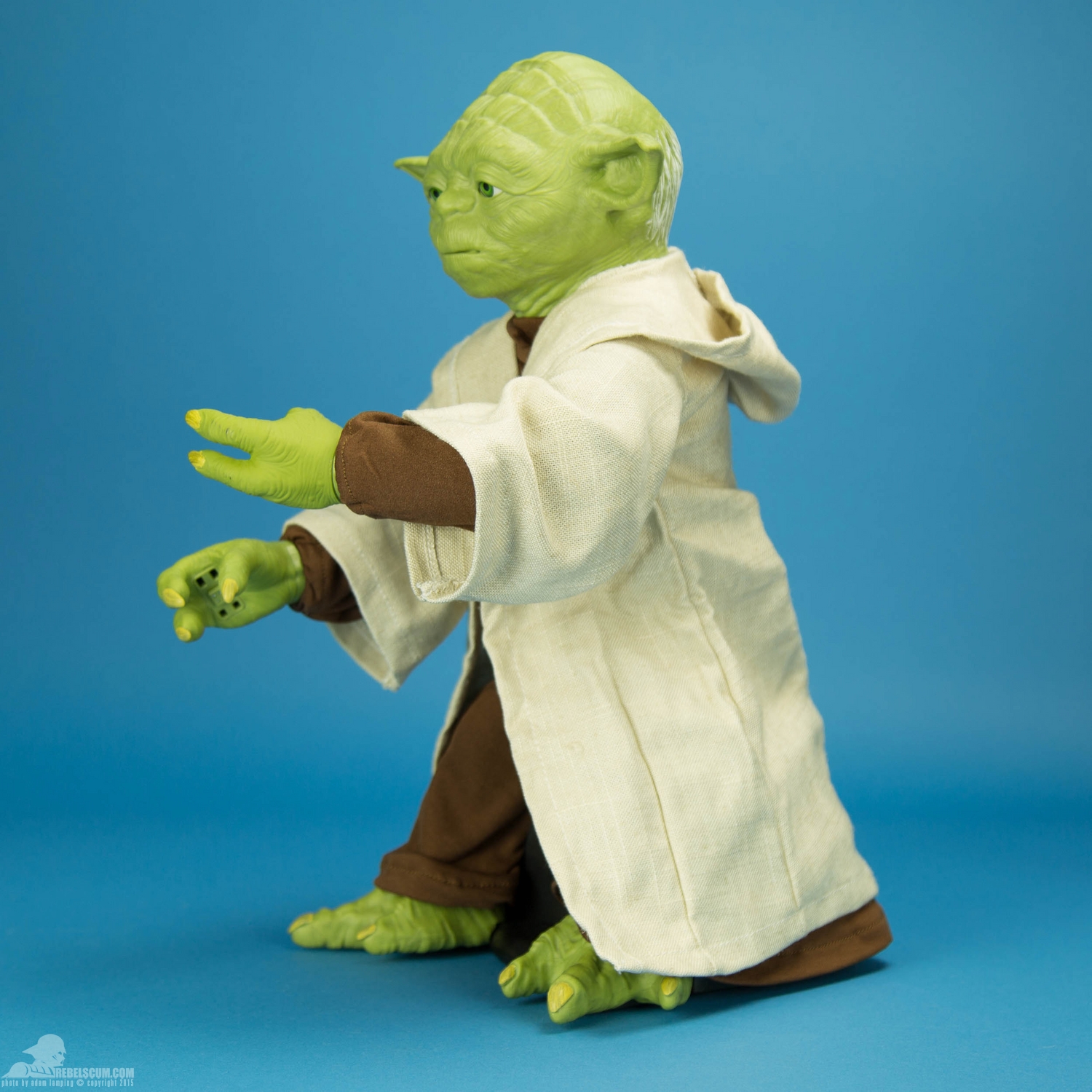 legendary-yoda-fully-interactive-figure-spin-master-003.jpg