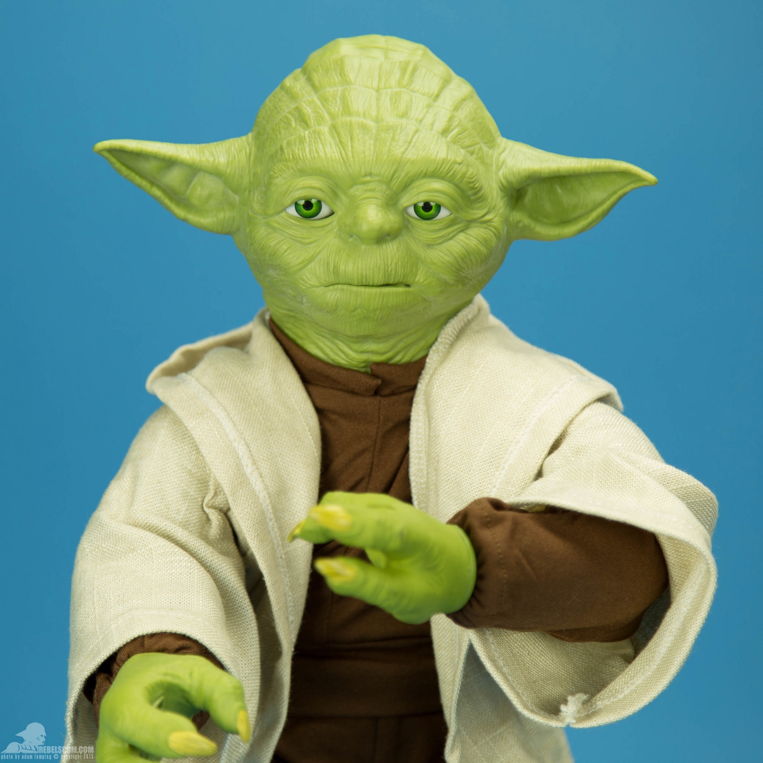 legendary-yoda-fully-interactive-figure-spin-master-005.jpg