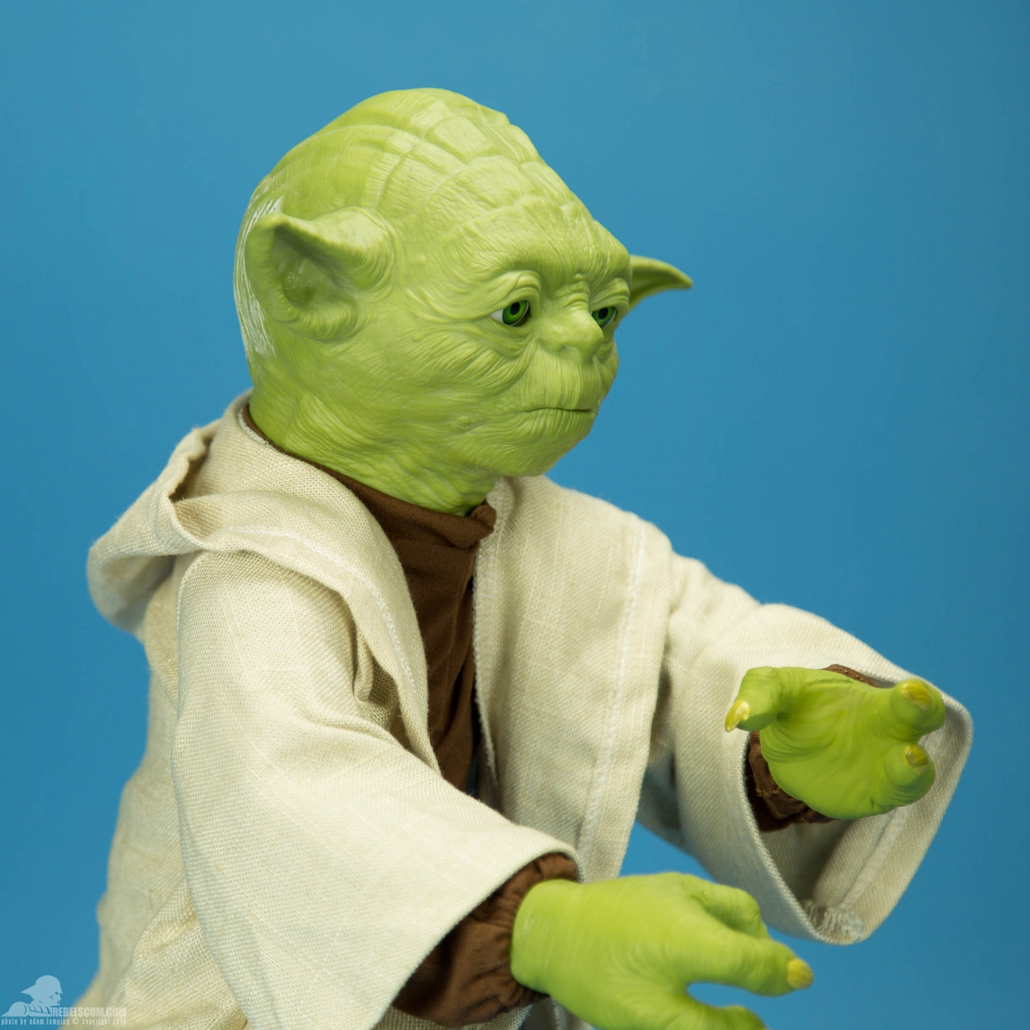 legendary-yoda-fully-interactive-figure-spin-master-006.jpg