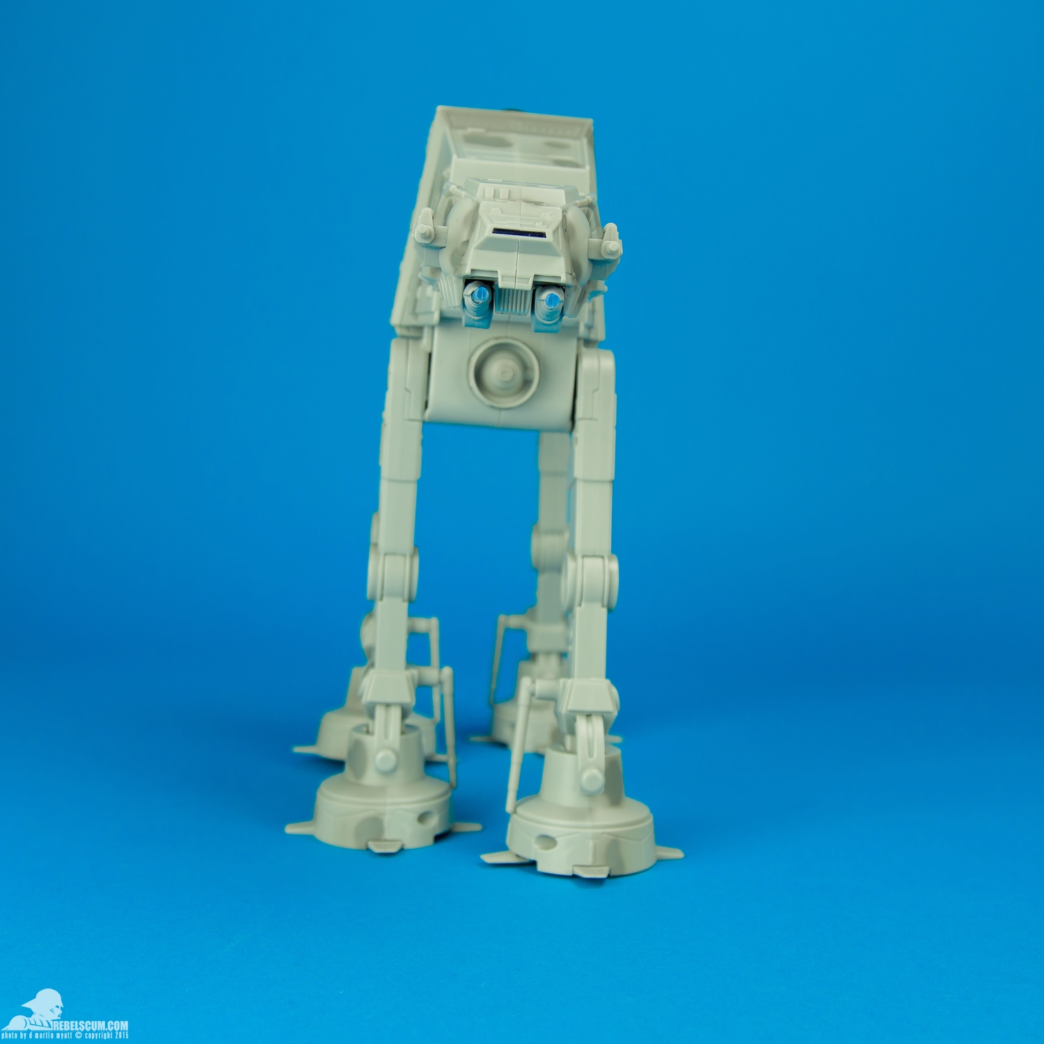 AT-AT-Thinkway-Toys-Star-Wars-The-Force-Awakens-001.jpg