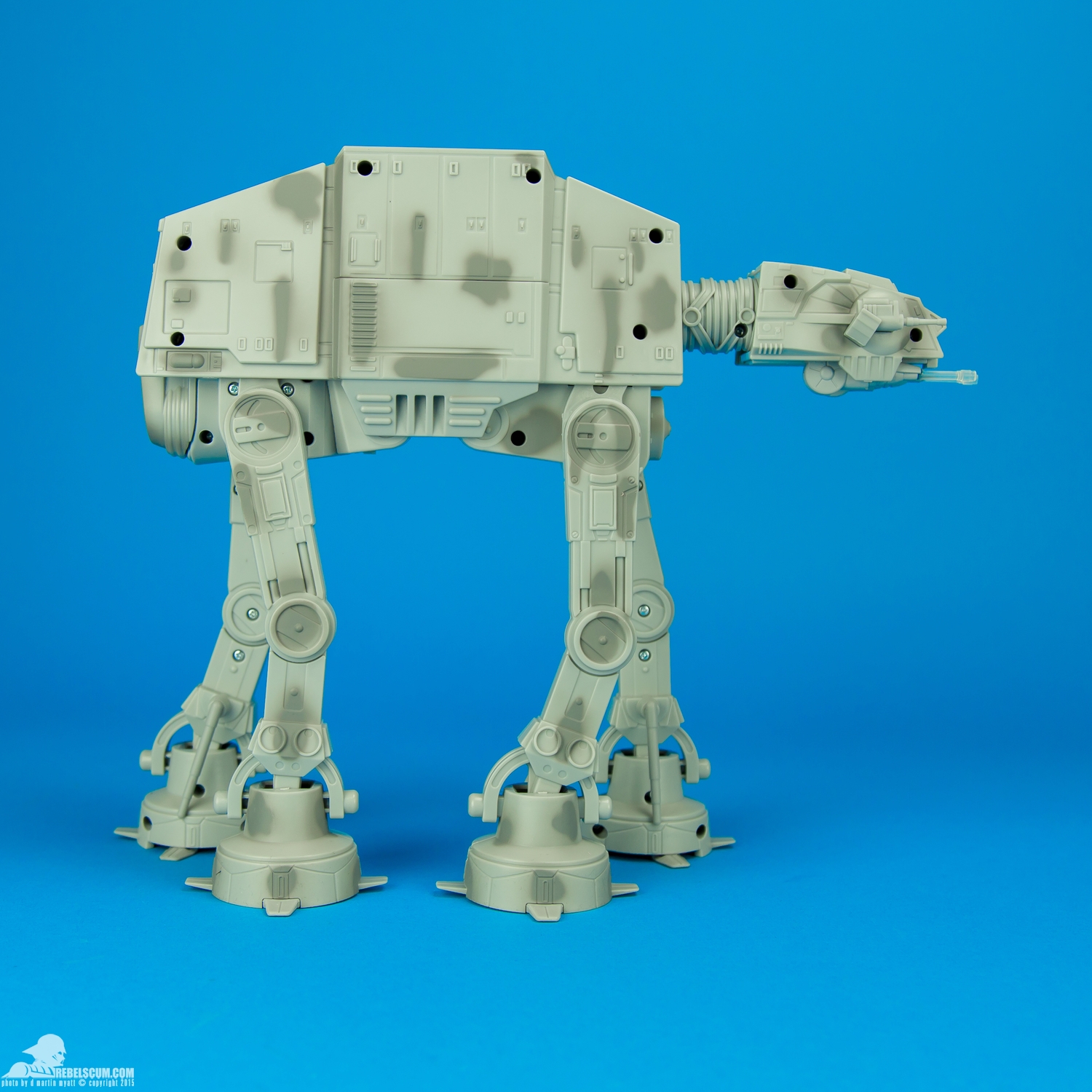 AT-AT-Thinkway-Toys-Star-Wars-The-Force-Awakens-002.jpg