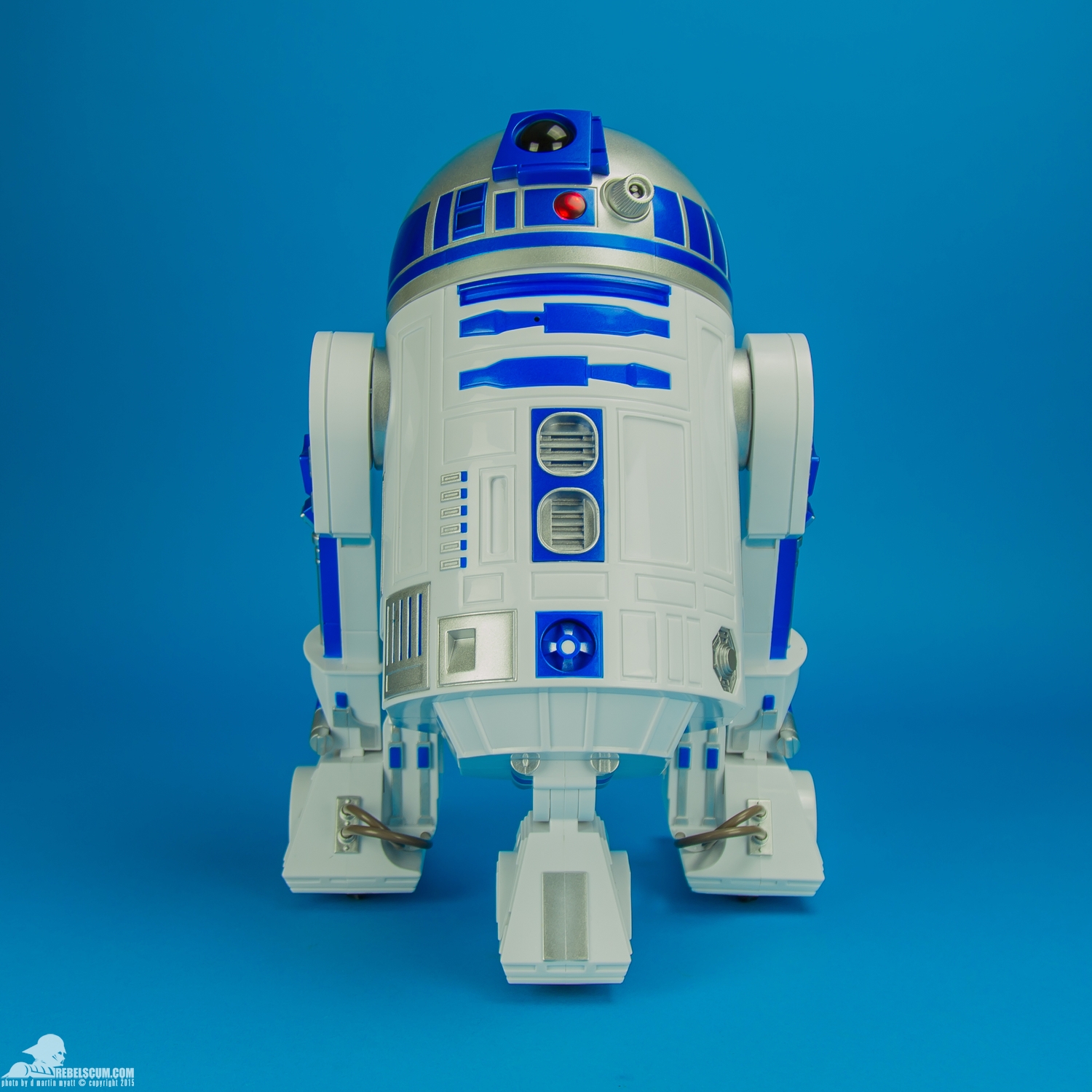 R2-D2-Thinkway-Toys-Star-Wars-The-Force-Awakens-001.jpg