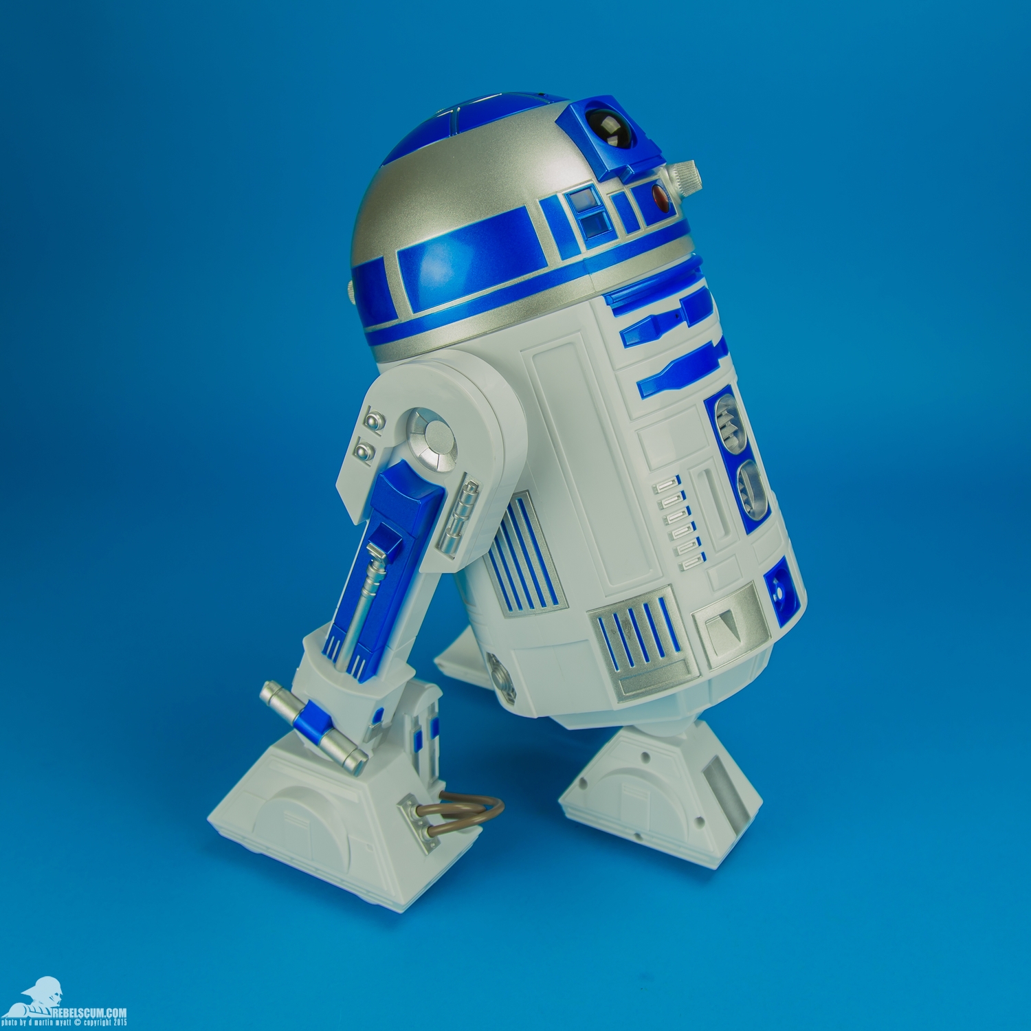 R2-D2-Thinkway-Toys-Star-Wars-The-Force-Awakens-002.jpg