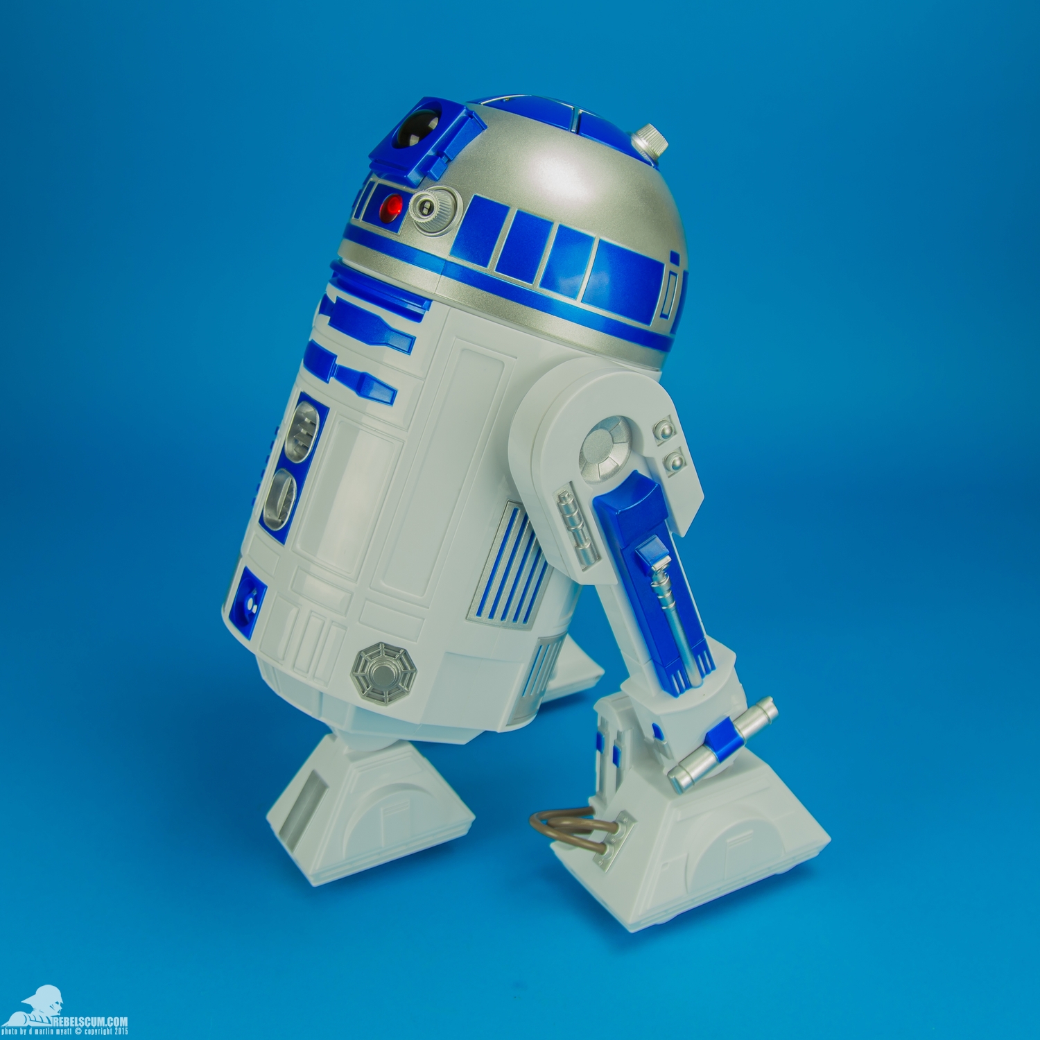 R2-D2-Thinkway-Toys-Star-Wars-The-Force-Awakens-003.jpg