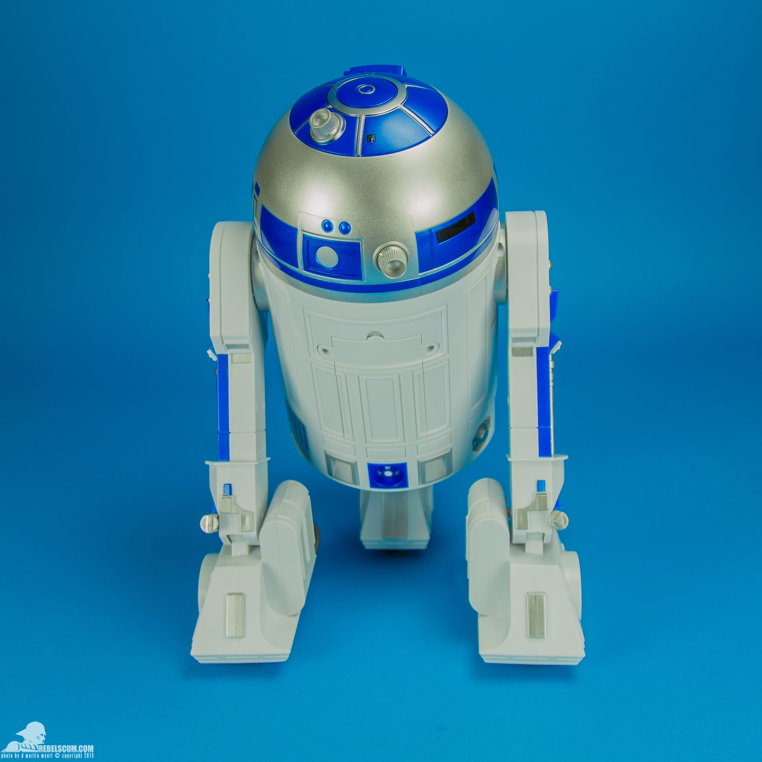 R2-D2-Thinkway-Toys-Star-Wars-The-Force-Awakens-004.jpg