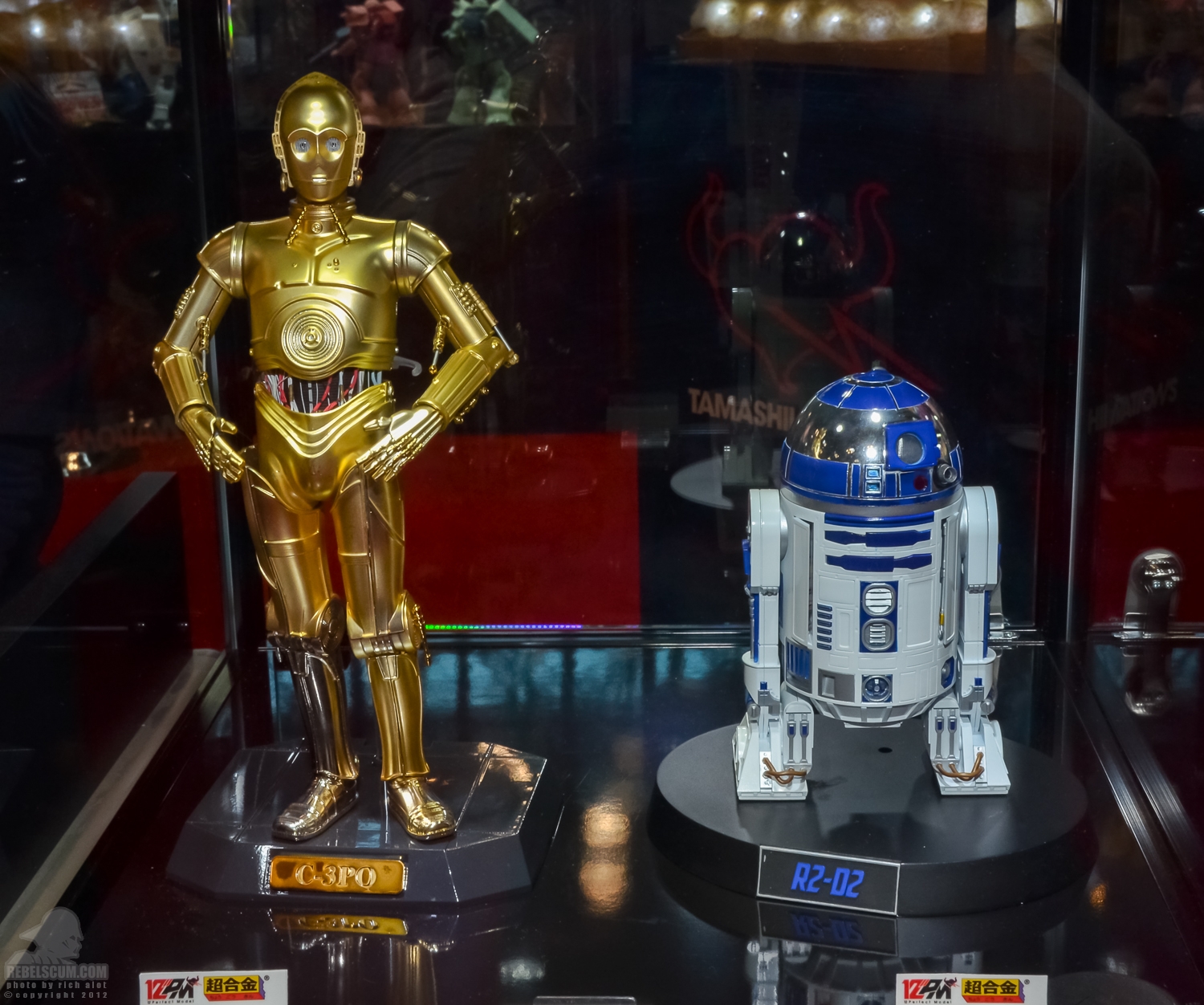 Tamashii_Nations_C-3PO_R2-D2_NYCC-01.jpg
