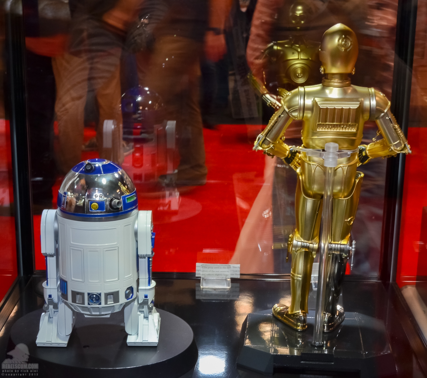 Tamashii_Nations_C-3PO_R2-D2_NYCC-02.jpg