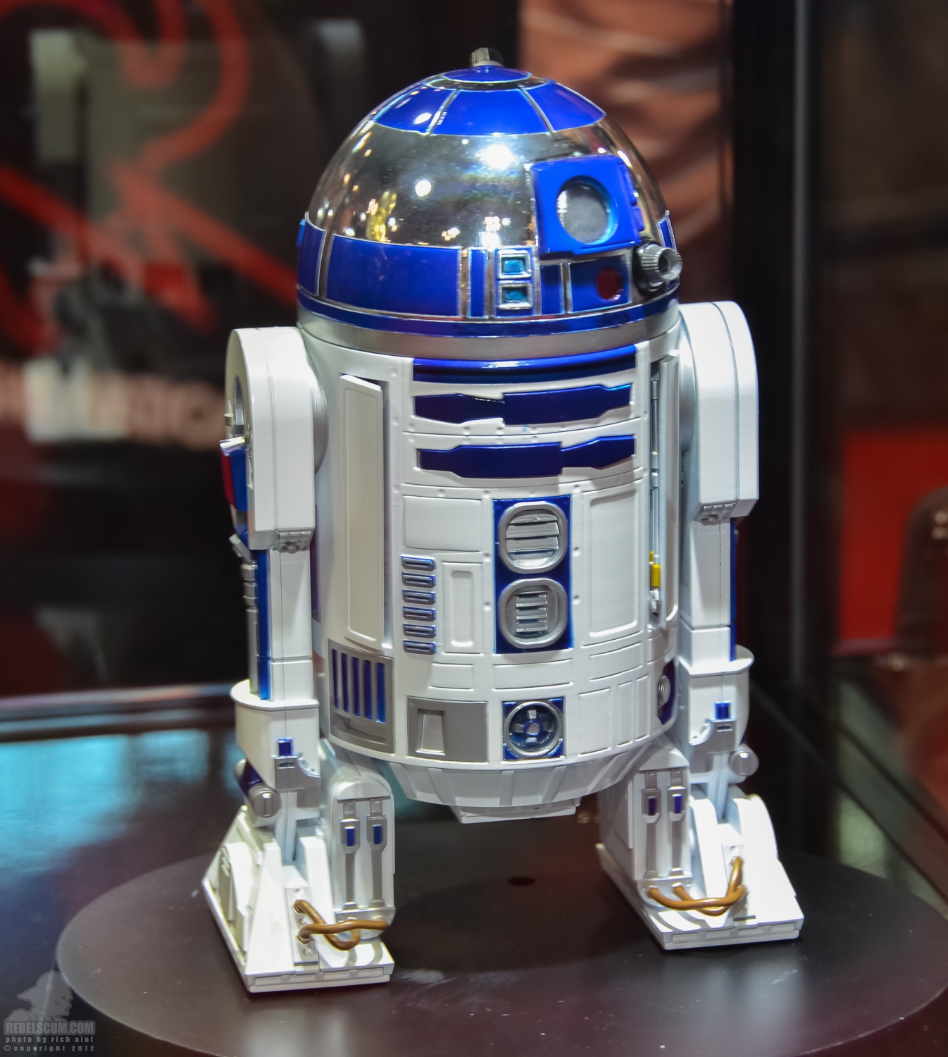 Tamashii_Nations_C-3PO_R2-D2_NYCC-10.jpg