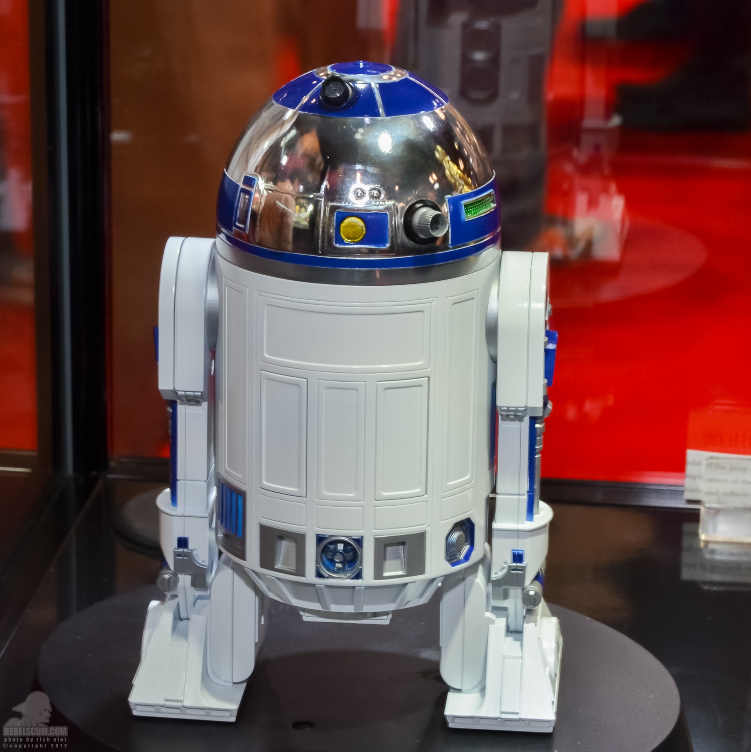 Tamashii_Nations_C-3PO_R2-D2_NYCC-11.jpg