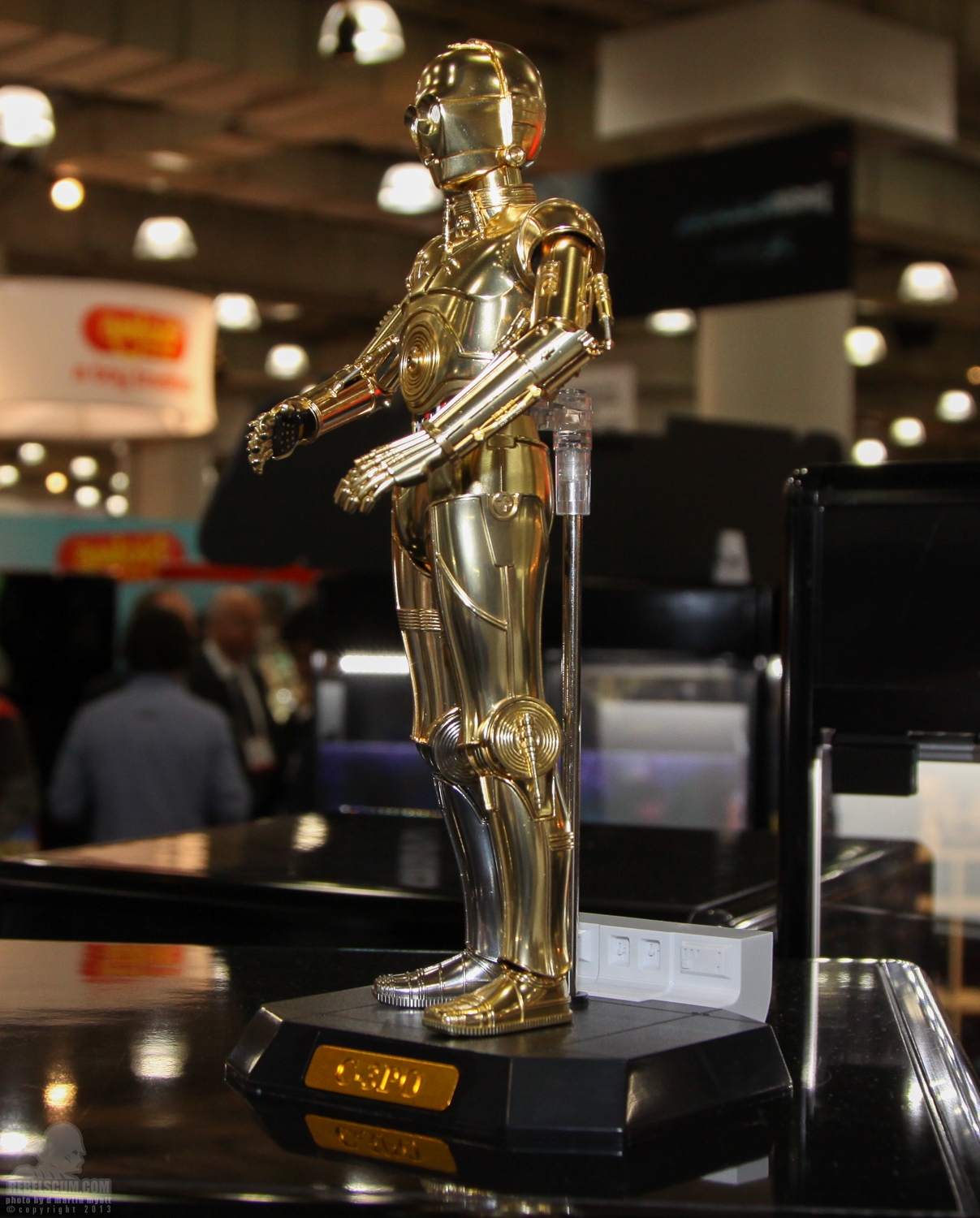 2013_International_Toy_Fair_C-3PO-03.jpg