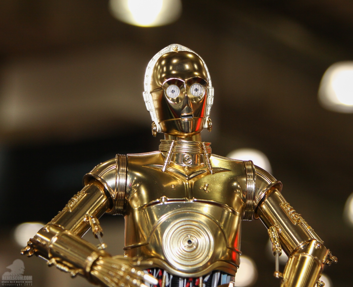 2013_International_Toy_Fair_C-3PO-06.jpg