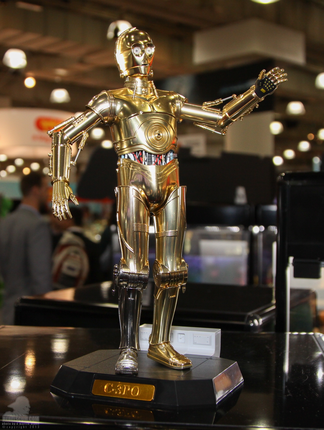 2013_International_Toy_Fair_C-3PO-11.jpg