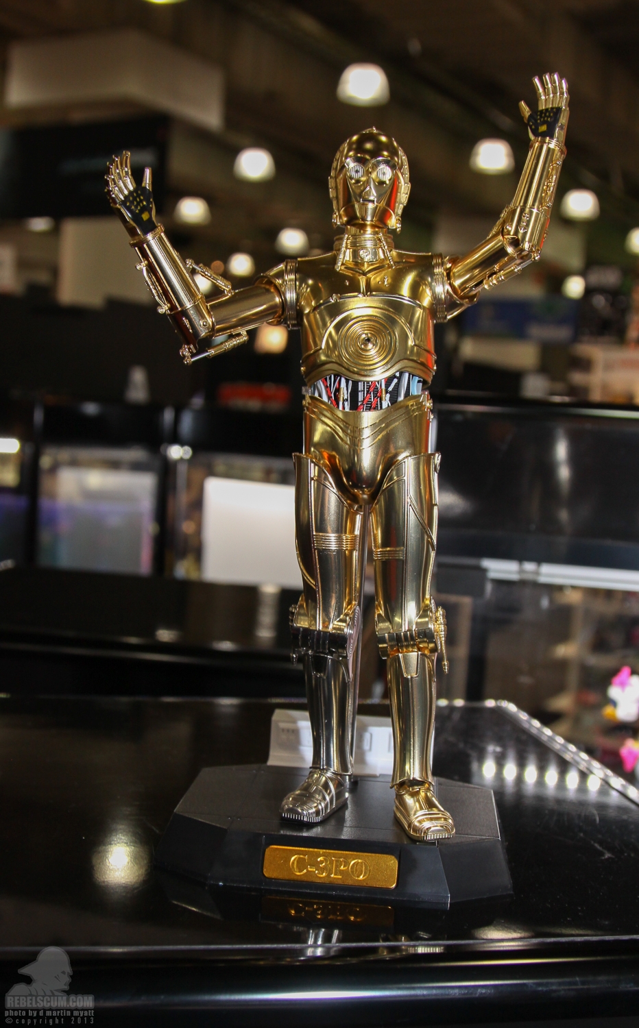 2013_International_Toy_Fair_C-3PO-13.jpg