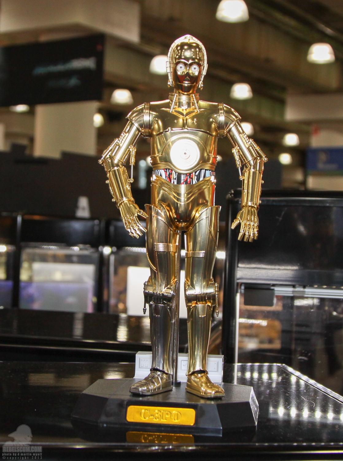 2013_International_Toy_Fair_C-3PO-14.jpg