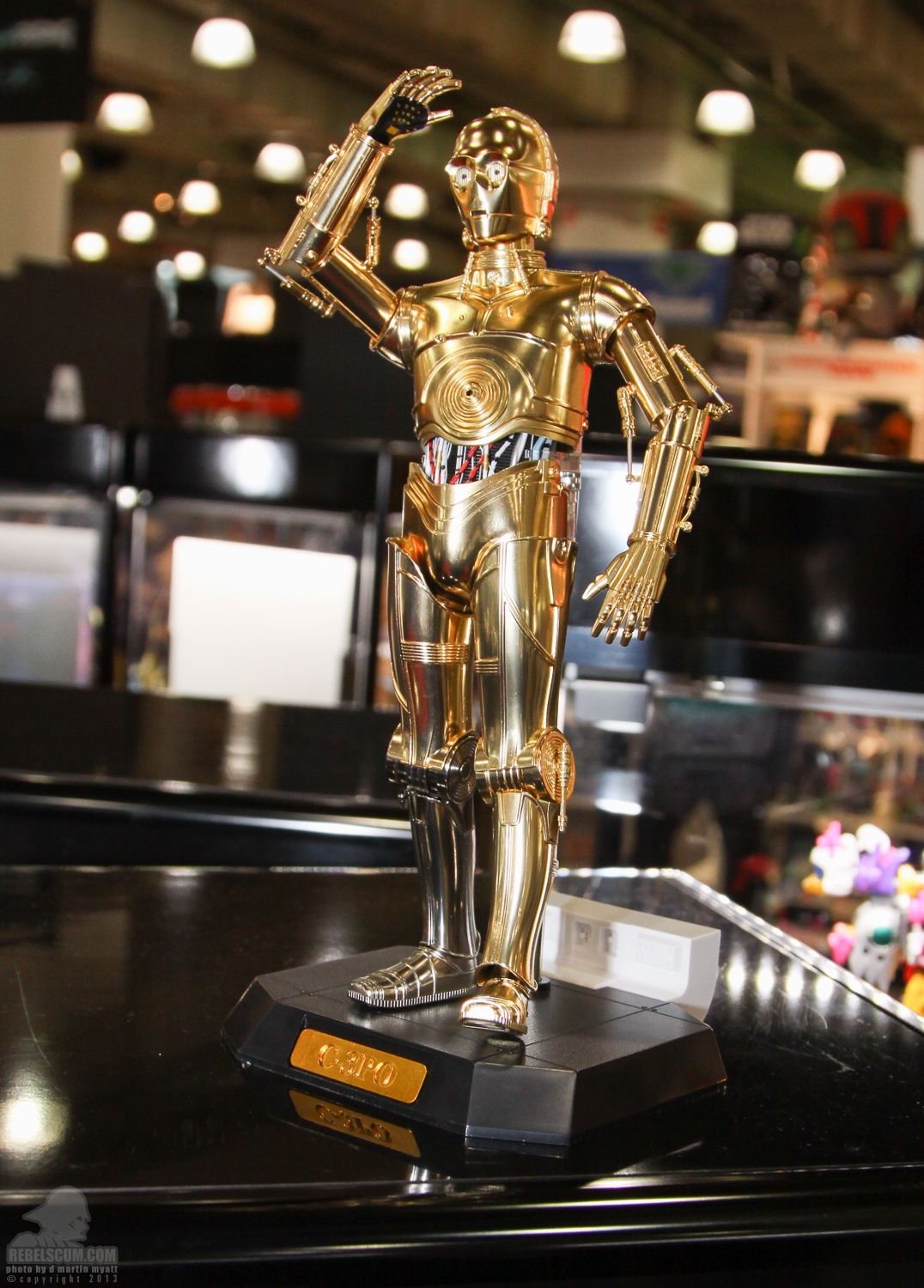 2013_International_Toy_Fair_C-3PO-18.jpg