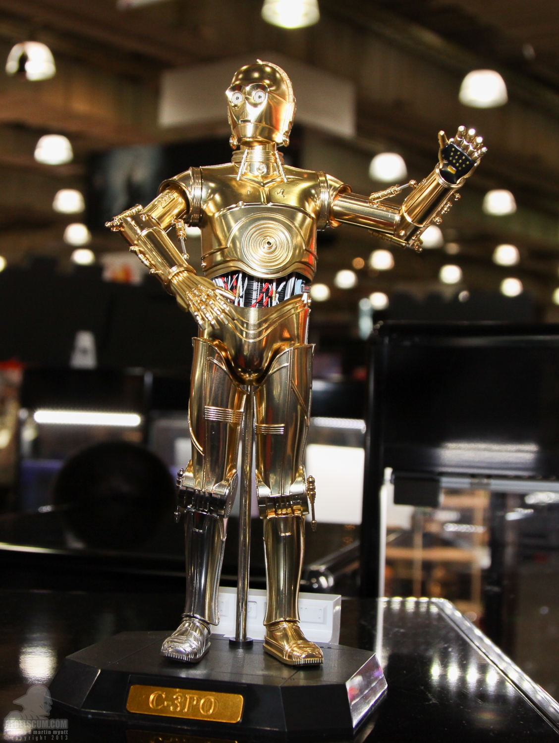 2013_International_Toy_Fair_C-3PO-19.jpg