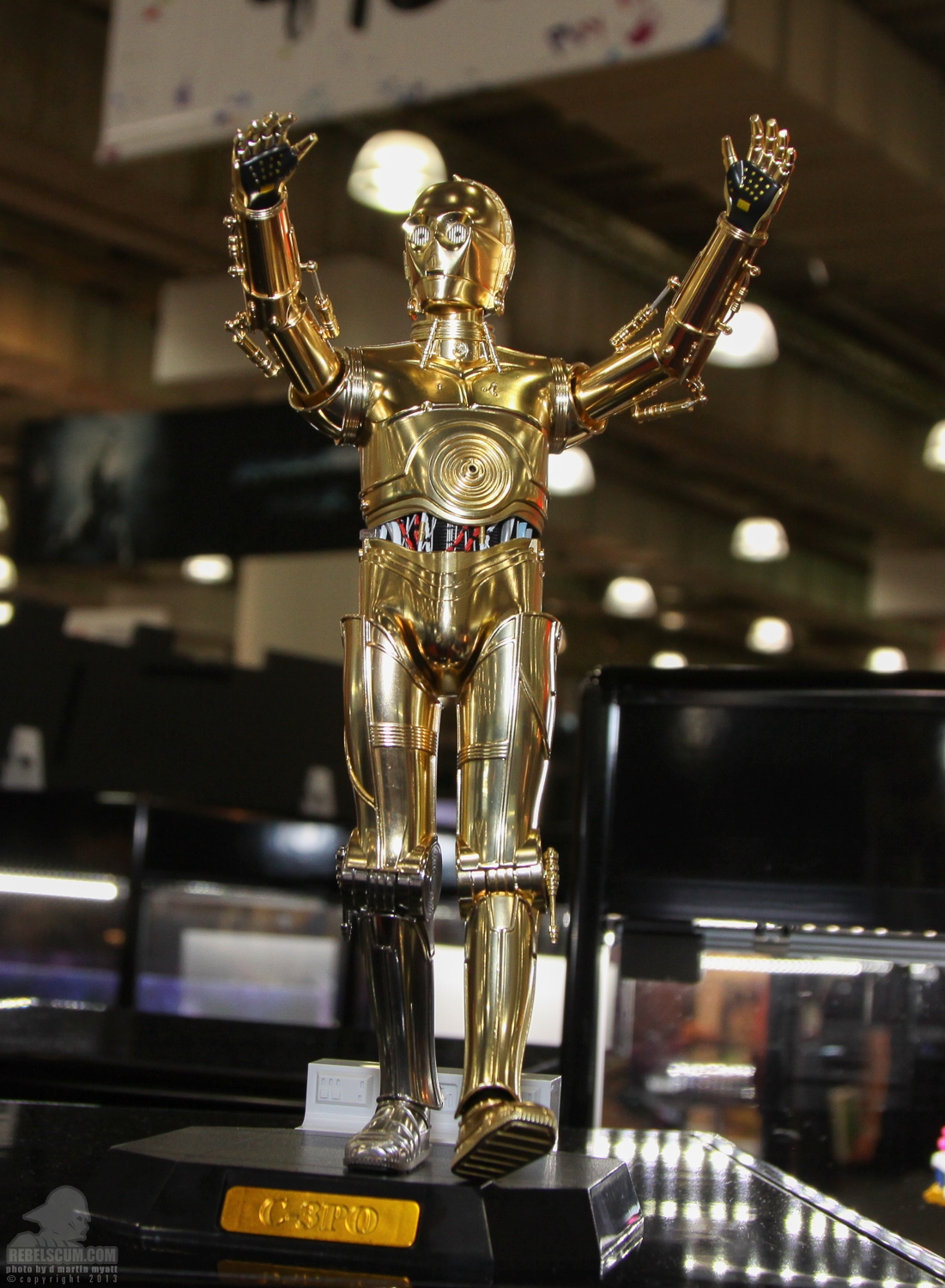 2013_International_Toy_Fair_C-3PO-20.jpg