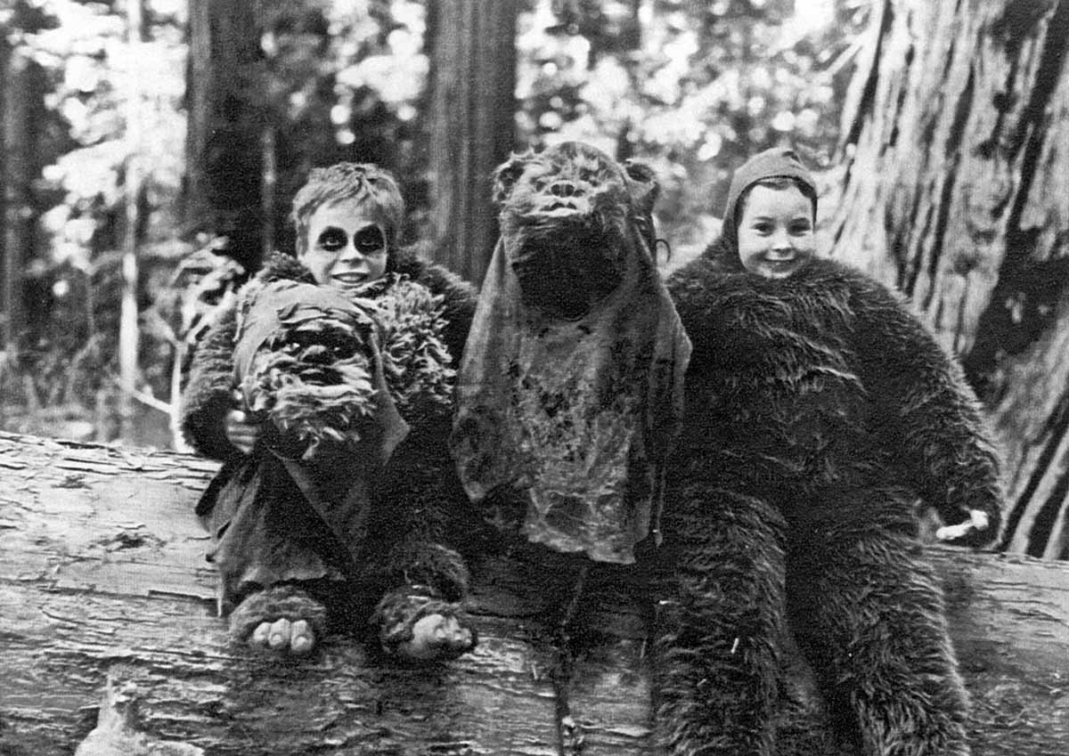 Warwick Davis and his sister, Kim, take a break.