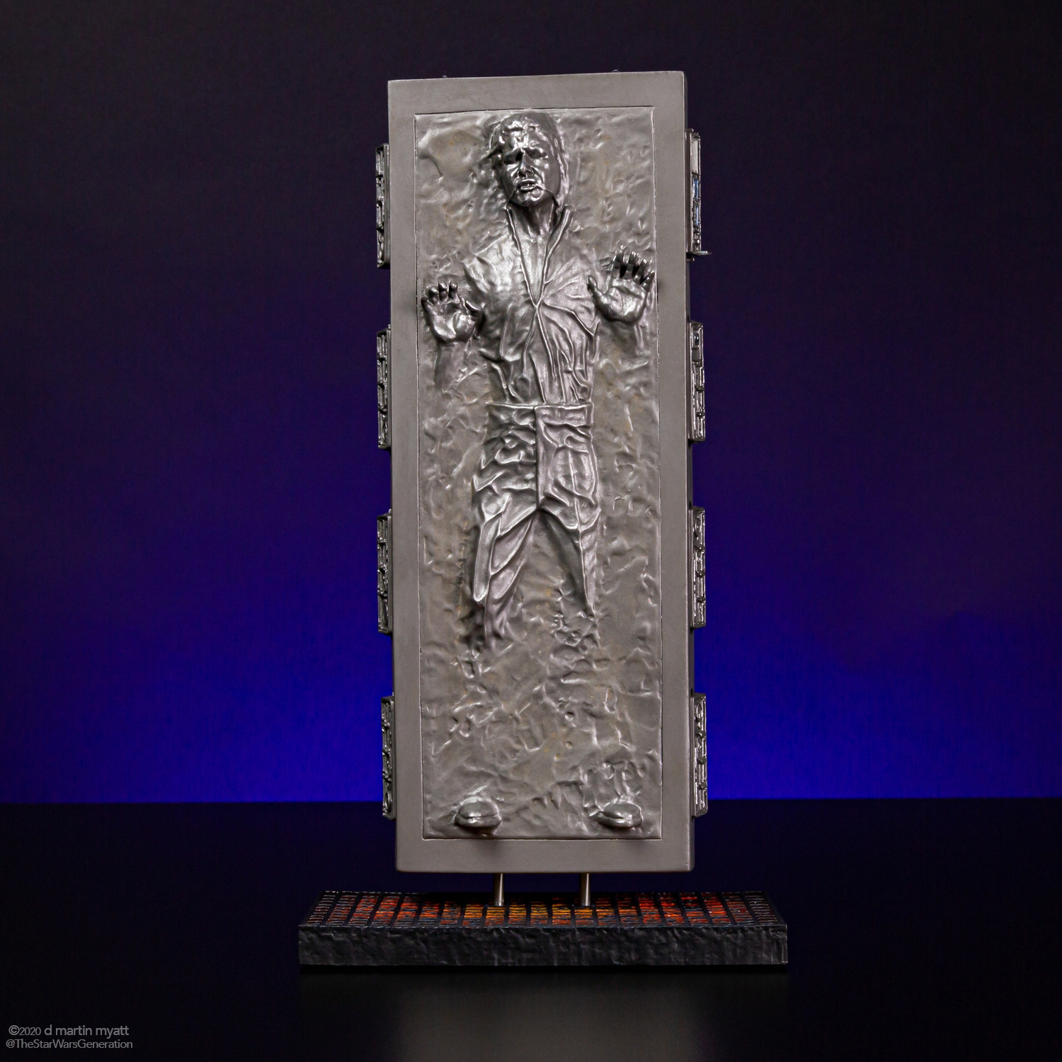 Han-Solo-in-Carbonite-Collectors-Gallery-statue-Gentle-Giant-001.jpg