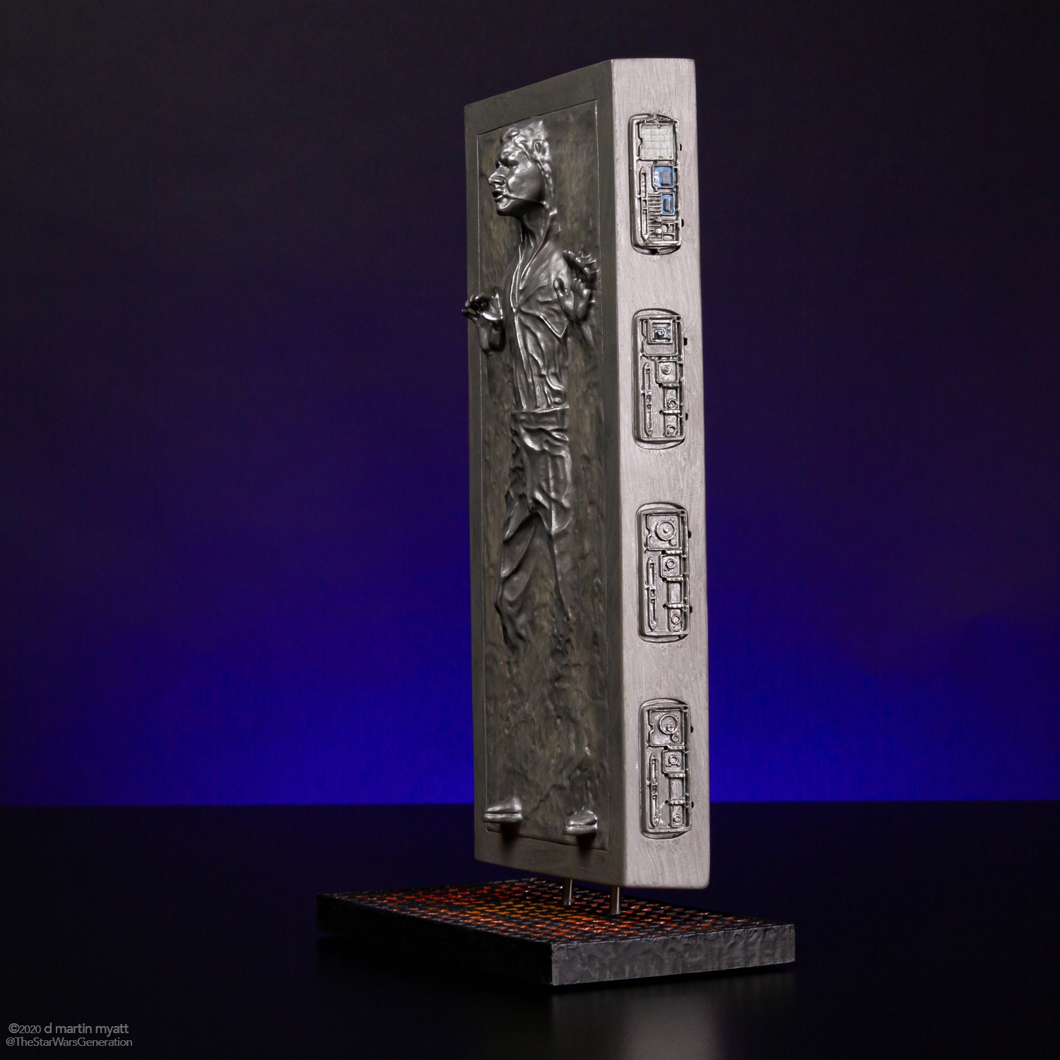 Han-Solo-in-Carbonite-Collectors-Gallery-statue-Gentle-Giant-003.jpg