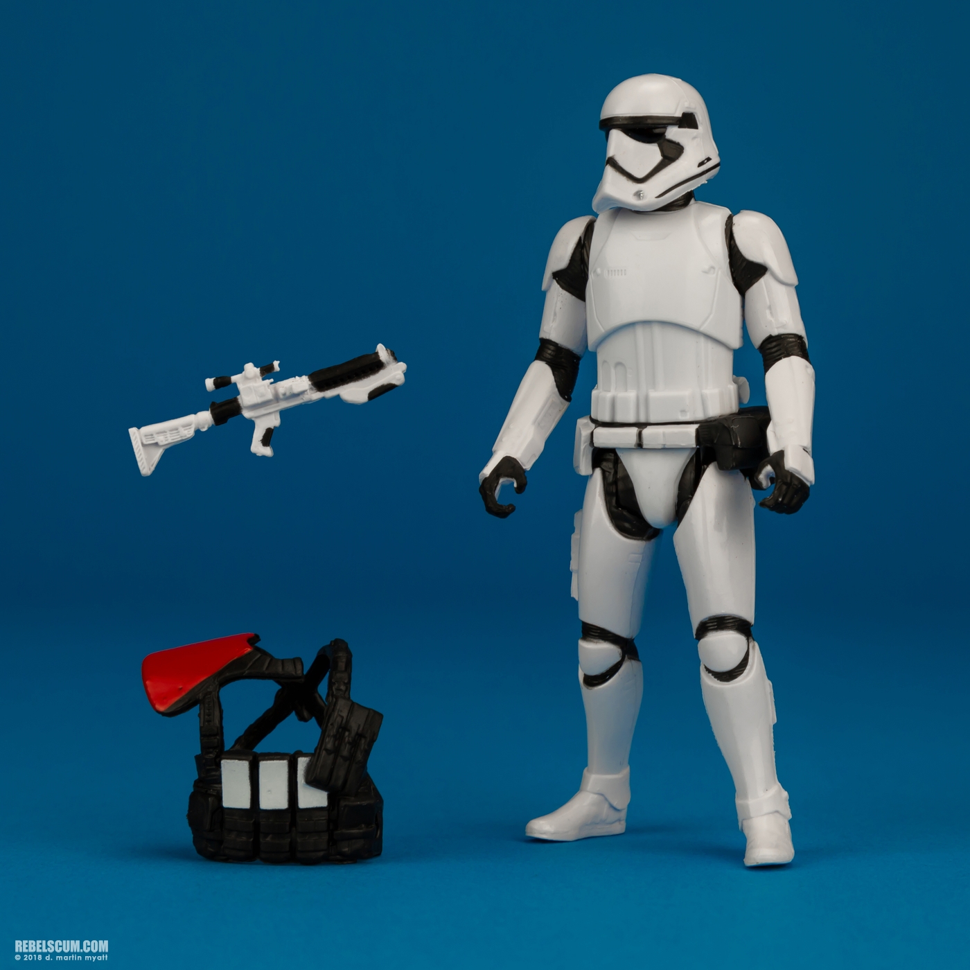First-Order-Stormtrooper-Officer-Solo-Force-Link-Hasbro-009.jpg