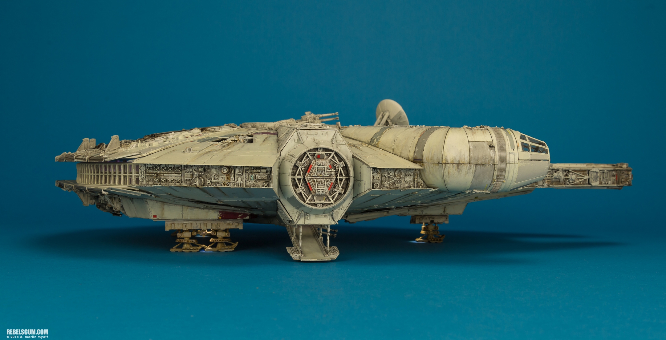 Perfect-Grade-1-72-scale-Millennium-Falcon-Bandai-Hobby-2-004.jpg