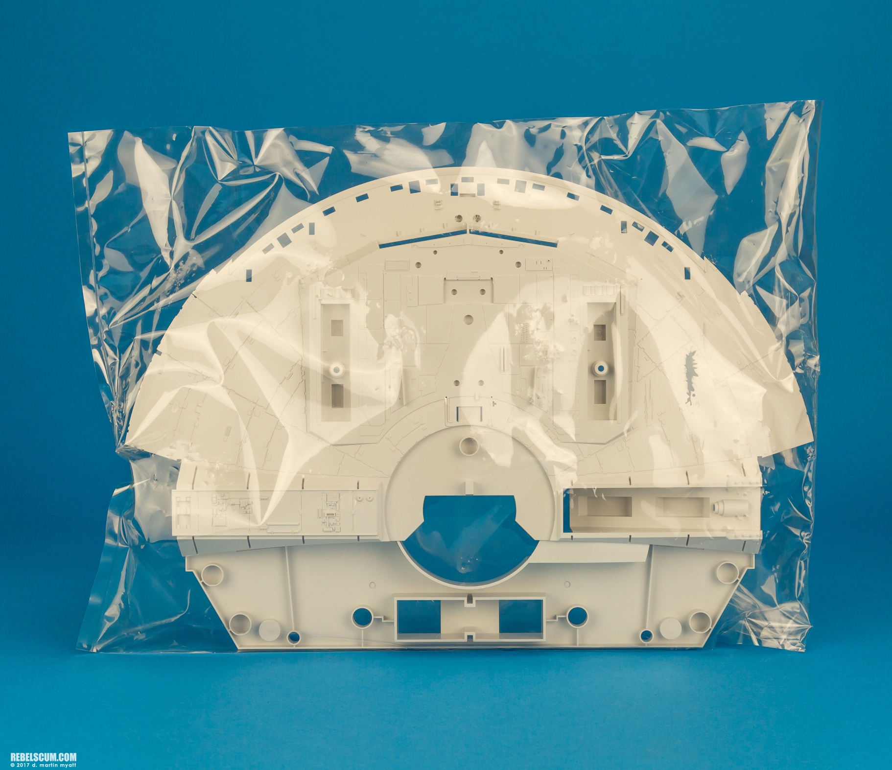 Perfect-Grade-1-72-scale-Millennium-Falcon-Bandai-Hobby-019.jpg