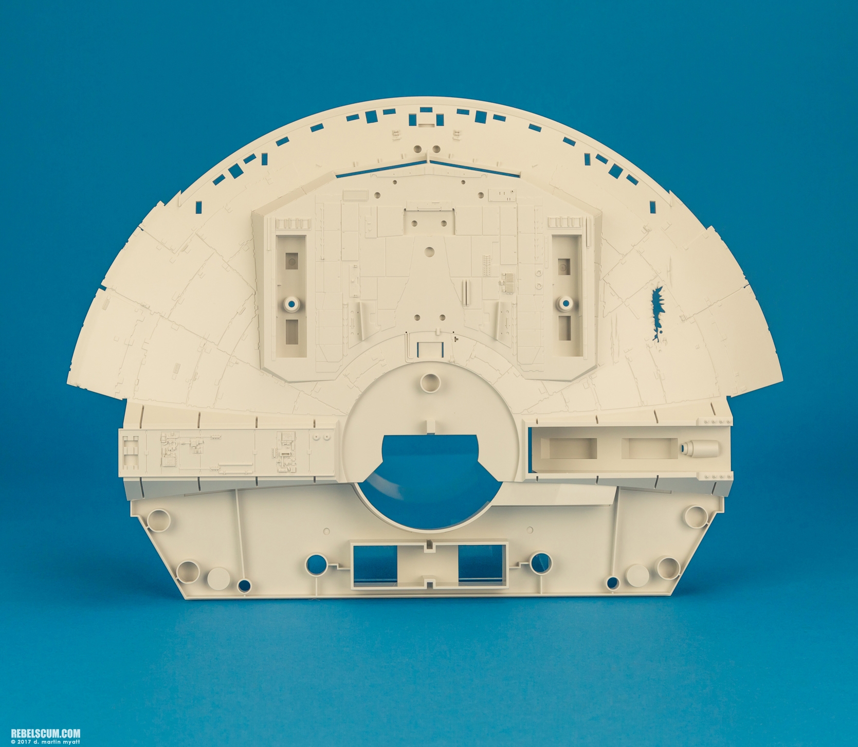 Perfect-Grade-1-72-scale-Millennium-Falcon-Bandai-Hobby-020.jpg