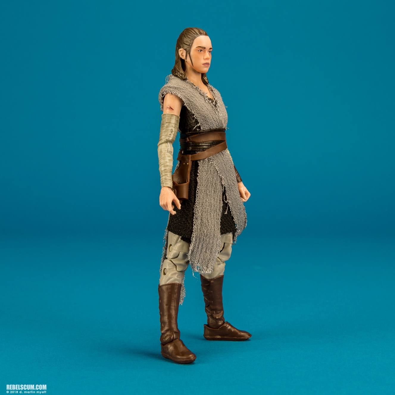 Rey-Jedi-Training-Crait-C3226-Star-Wars-The-Black-Series-002.jpg