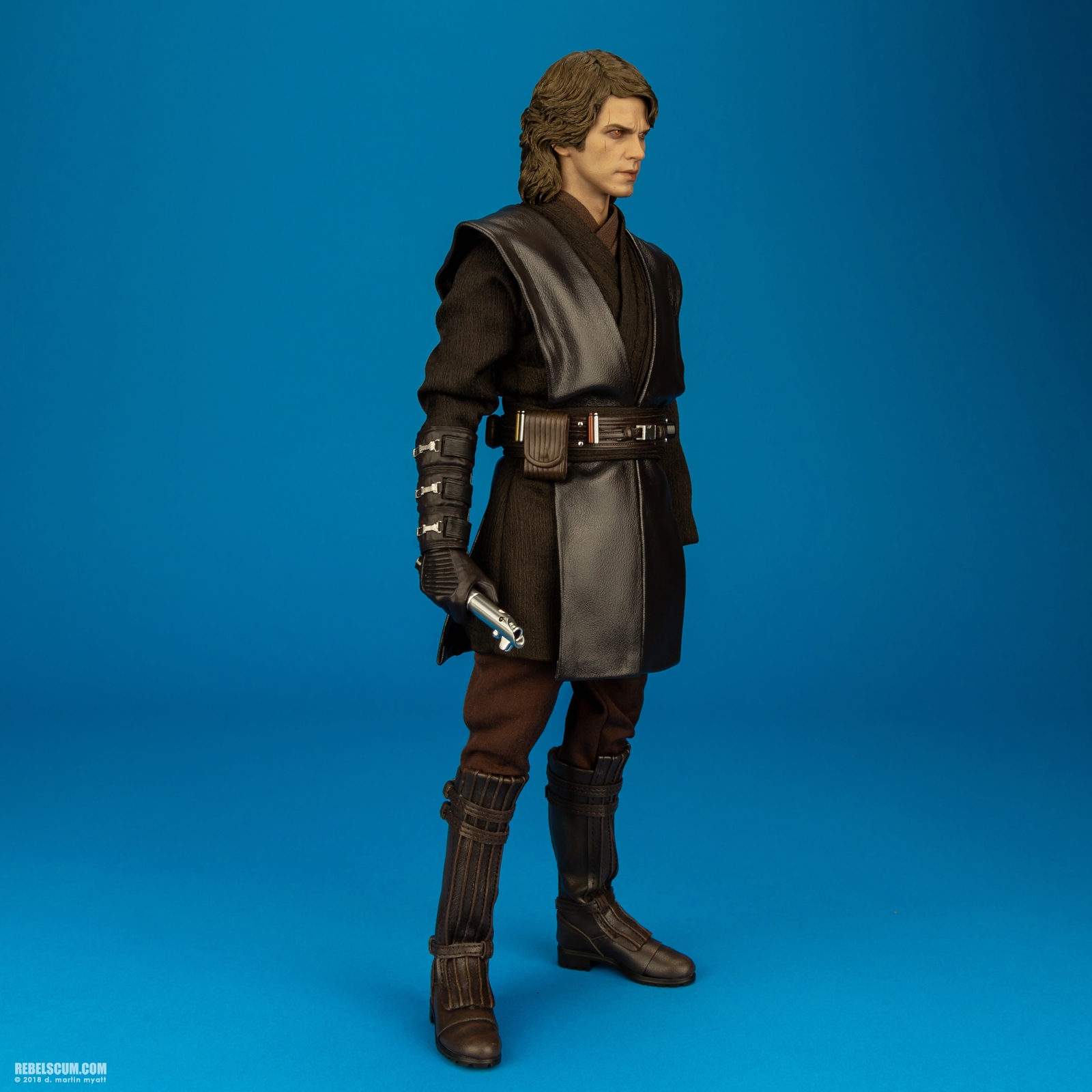 Anakin-Skywalker-Dark-Side-MMS486-SDCC-Hot-Toys-002.jpg