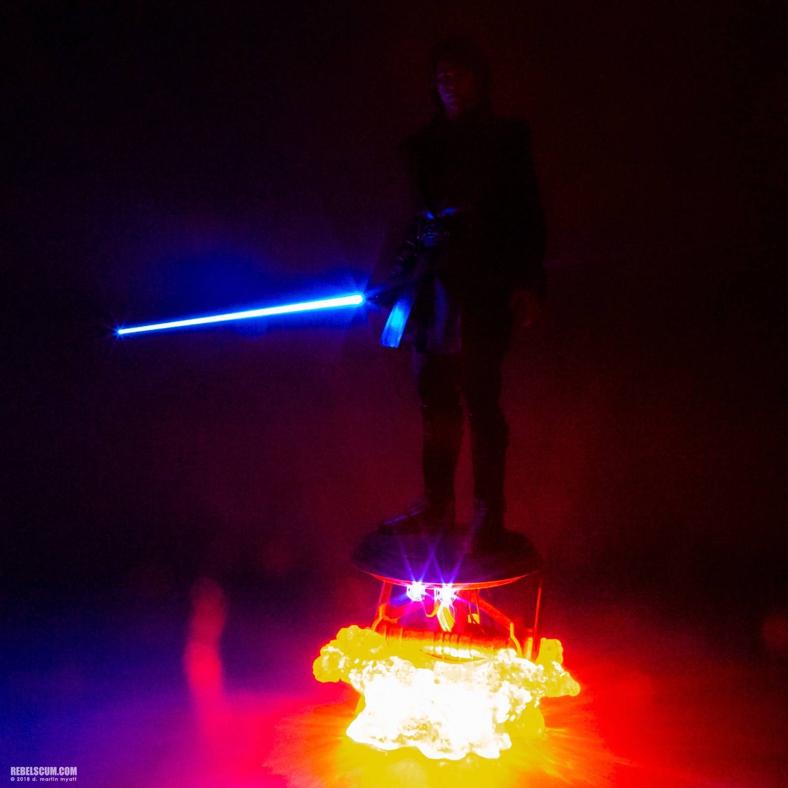 Anakin-Skywalker-Dark-Side-MMS486-SDCC-Hot-Toys-019.jpg