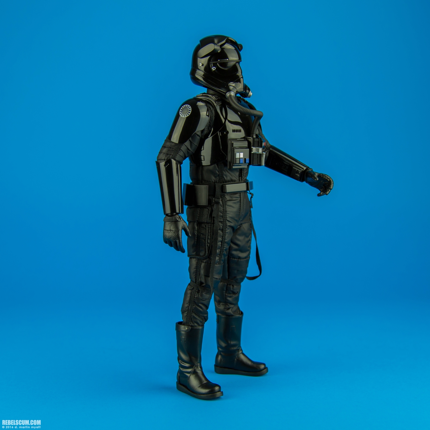 First-Order-TIE-Pilot-MMS324-Hot-Toys-The-Force-Awakens-002.jpg