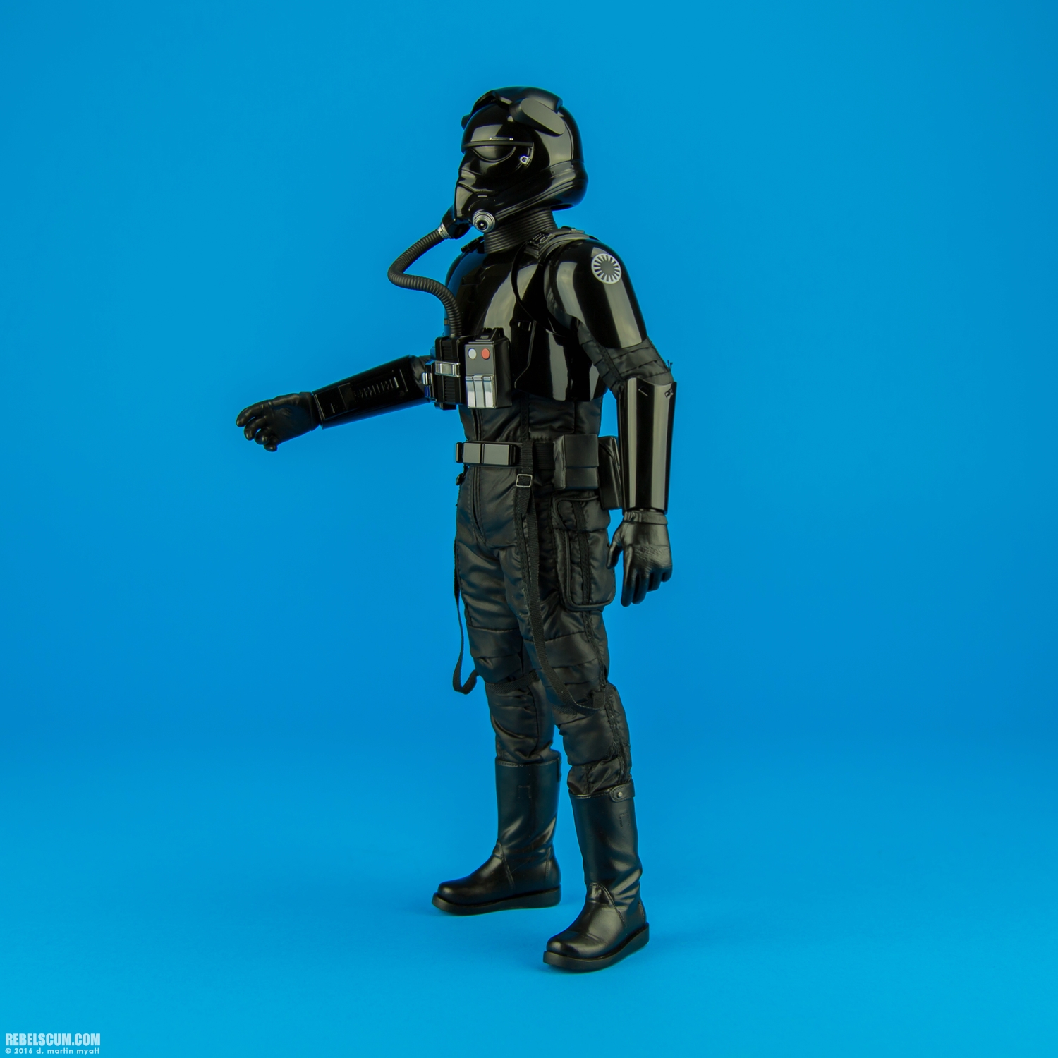 First-Order-TIE-Pilot-MMS324-Hot-Toys-The-Force-Awakens-003.jpg