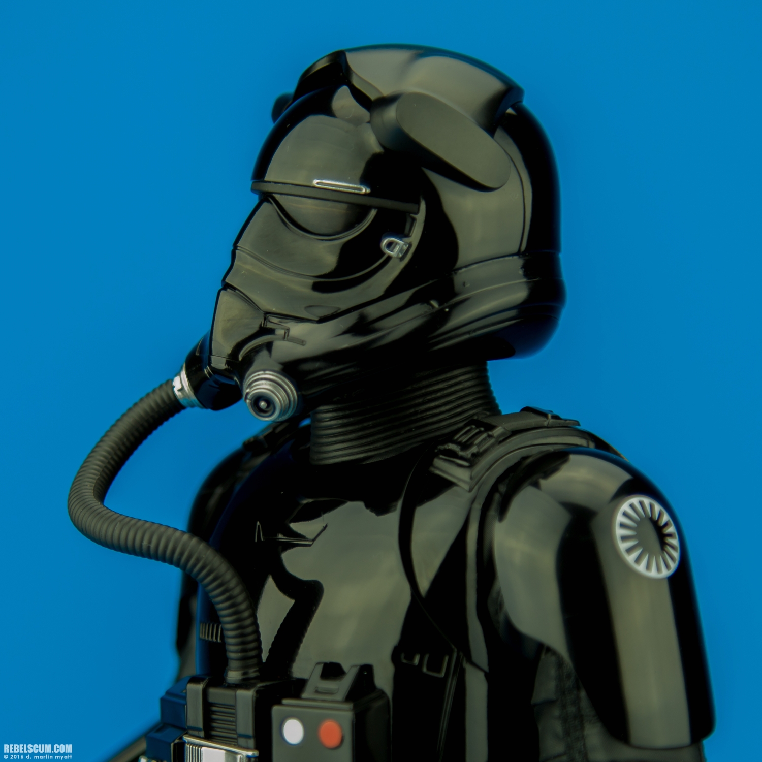 First-Order-TIE-Pilot-MMS324-Hot-Toys-The-Force-Awakens-007.jpg