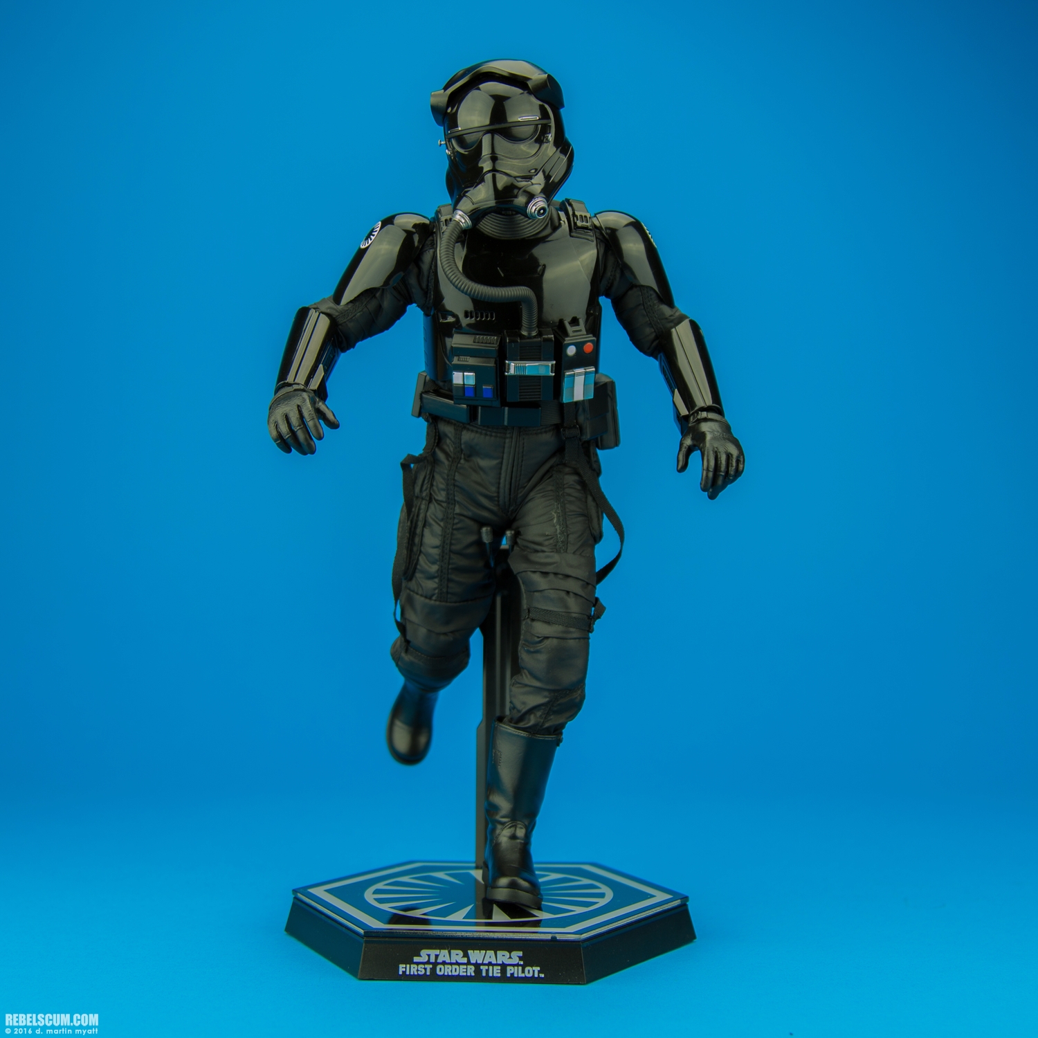 First-Order-TIE-Pilot-MMS324-Hot-Toys-The-Force-Awakens-013.jpg