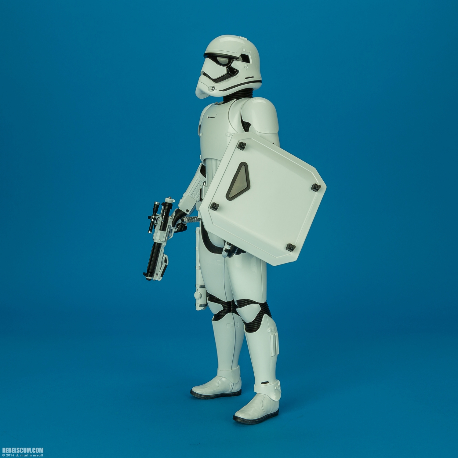 MMS346-Finn-First-Order-Riot-control-Stormtrooper-Hot-Toys-033.jpg