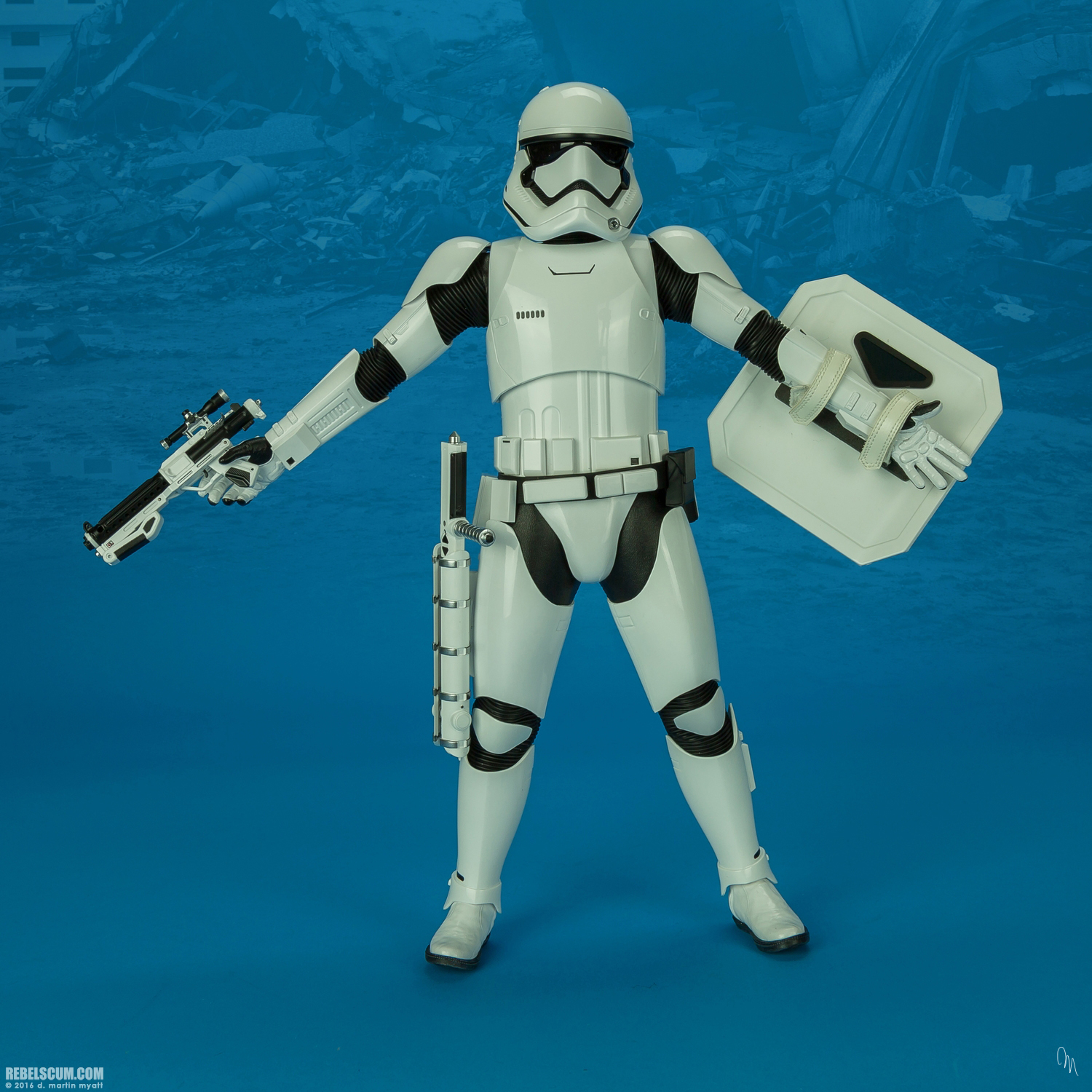 MMS346-Finn-First-Order-Riot-control-Stormtrooper-Hot-Toys-038.jpg