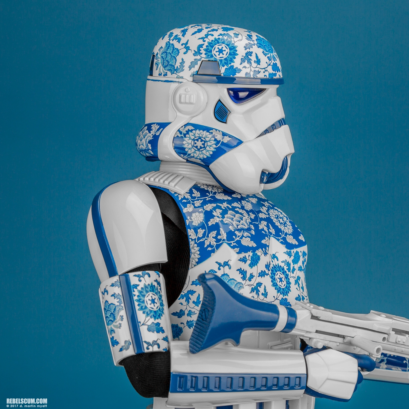 MMS401-Stormtrooper-Porcelain-Pattern-Version-Hot-Toys-006.jpg